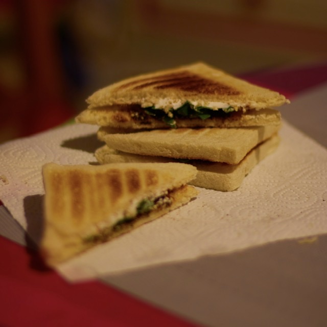 Sandwichs triangles fromage frais moutarde et épinard - Recette / Repas, Être Végétarien !